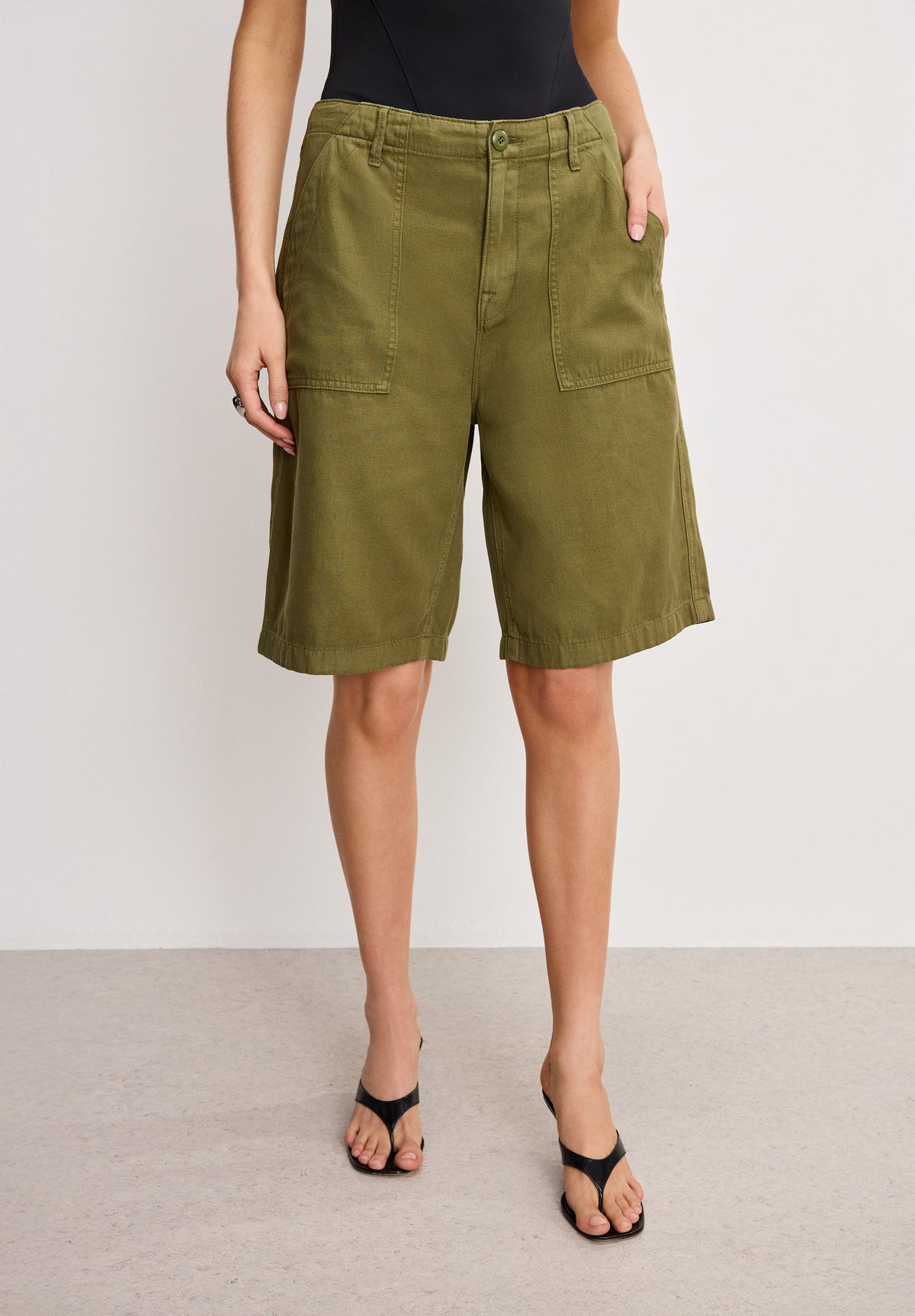 LITE LINEN BERMUDA SHORT MARTINI OLIVE002
