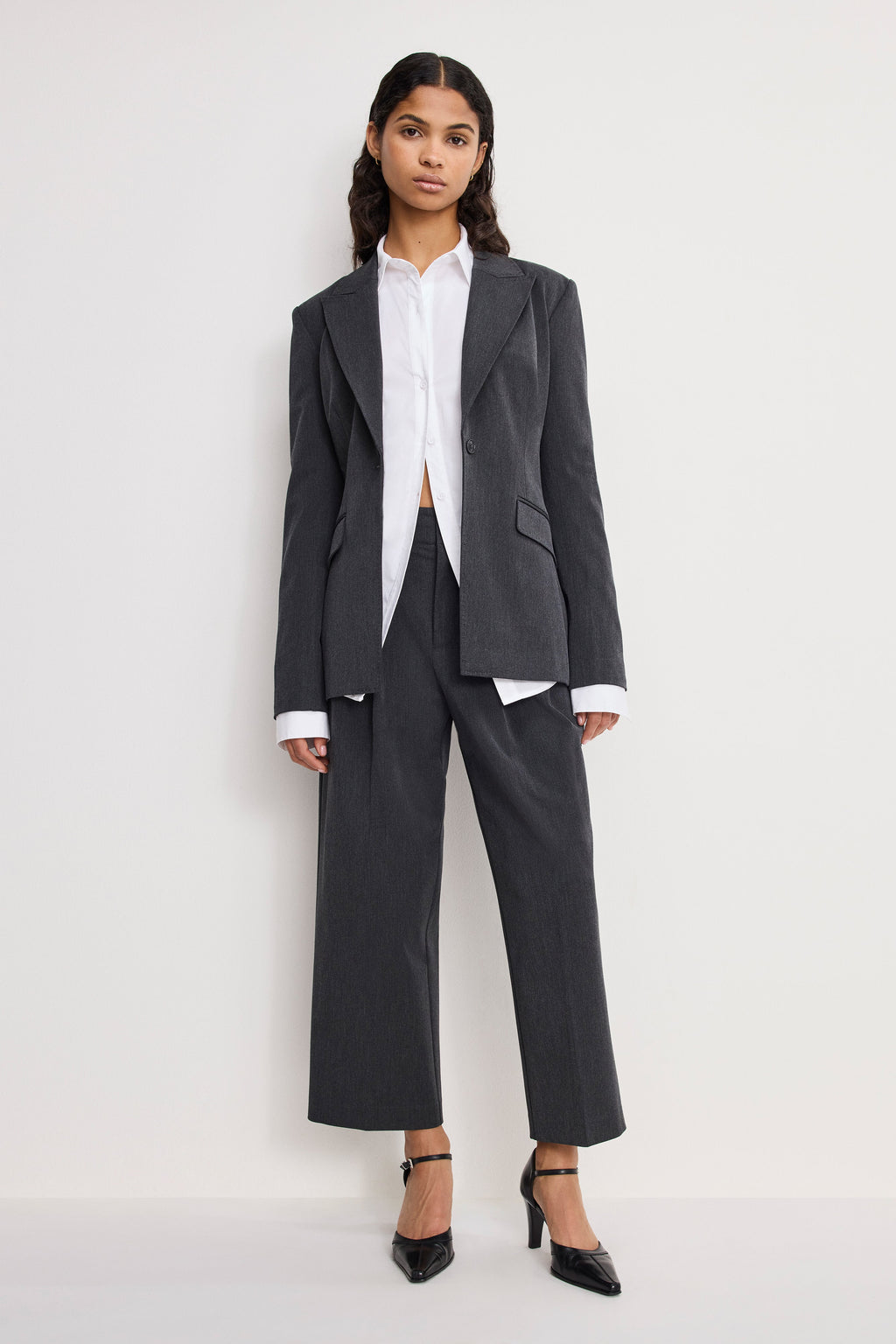 ESSENTIAL SUITING PLEATED CROPPED TROUSERS DARK HEATHER GRAY