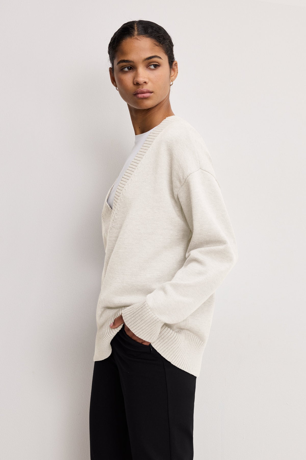 DEEP V KNIT SWEATER VANILLA001
